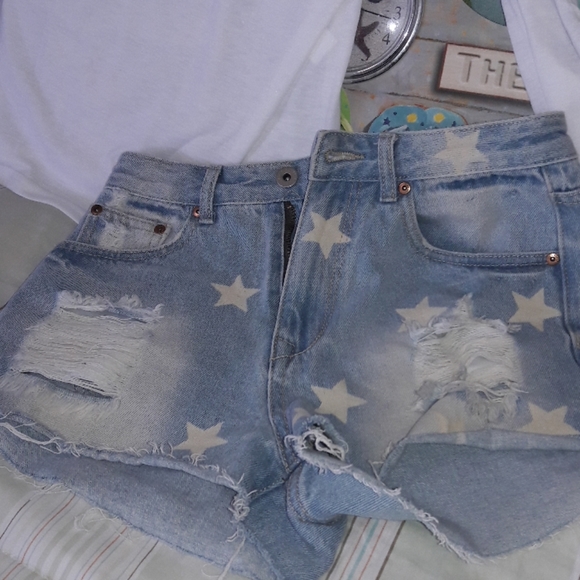 Distressed Jean Short - Picture 2 of 7